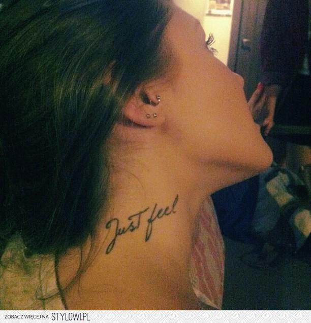 Татуировка на шее для девушек сбоку надпись