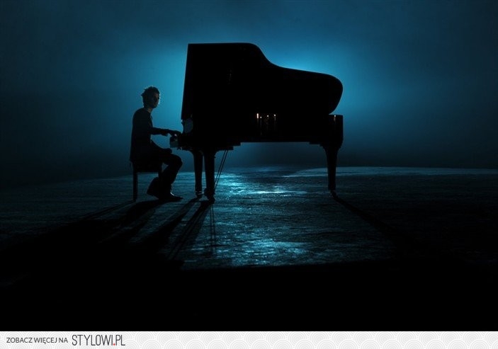 Клип играют на пианино. Человек за пианино. Одинокий пианист. Пианист в темноте. Рояль с человеком.